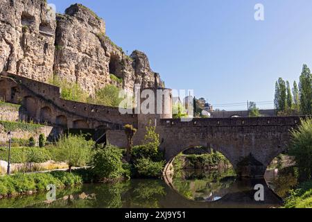 Europe, Luxembourg, ville de Luxembourg, l'ancien pont de Stierchen traversant la rivière Alzette, au-dessous des fortifications des Casemates du Bock Banque D'Images