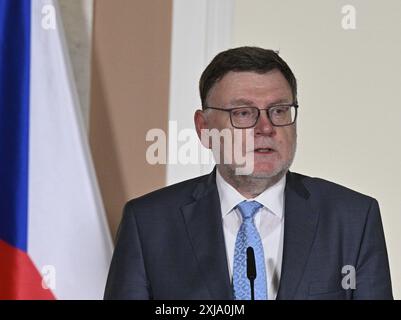 Le ministre des Finances Zbynek Stanjura lors de la conférence de presse d'aujourd'hui après une réunion du cabinet, Prague, le 17 juillet 2024, où le premier ministre Fiala a déclaré que deux nouvelles unités nucléaires à la centrale de Dukovany, dans le sud de la Moravie, seront construites par la société coréenne KHNP et que le prix par réacteur pour la construction de deux unités est de 200 milliards de kcn aux prix courants. Deux réacteurs seront construits à ce jour, mais le gouvernement négociera toujours avec le vainqueur une option pour construire deux unités supplémentaires à Temelin, dans le sud de la Bohême, a déclaré Fiala. Le cabinet a donné la préférence à la société coréenne par rapport à la société française EDF. Construction du f Banque D'Images