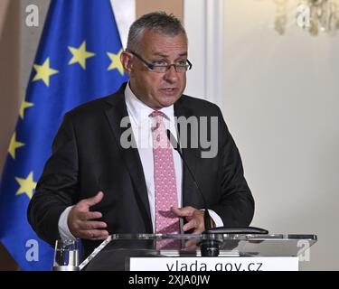 Le ministre de l'industrie et du commerce Jozef Sikela lors de la conférence de presse d'aujourd'hui à l'issue d'une réunion du cabinet, Prague, le 17 juillet 2024, où le premier ministre Fiala a déclaré que deux nouvelles unités nucléaires à la centrale de Dukovany, dans le sud de la Moravie, seront construites par la société coréenne KHNP et que le prix par réacteur pour la construction de deux unités est de 200 milliards de kcn aux prix courants. Deux réacteurs seront construits à ce jour, mais le gouvernement négociera toujours avec le vainqueur une option pour construire deux unités supplémentaires à Temelin, dans le sud de la Bohême, a déclaré Fiala. Le cabinet a donné la préférence à la société coréenne par rapport à la société française EDF. Constructi Banque D'Images