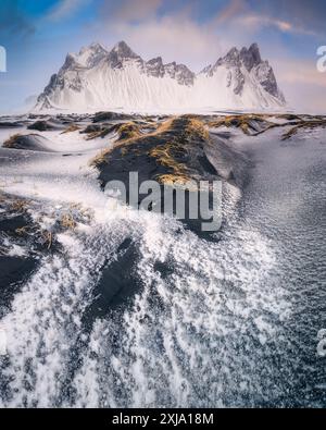 Vue incroyable sur la célèbre montagne Vestrahorn en Islande avec une plage de sable noir, de beaux nuages et des formations de dunes Banque D'Images