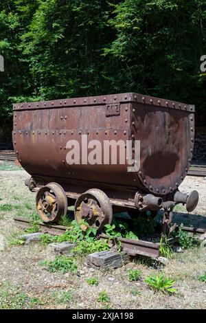 Europe, Luxembourg, près de Differdange, fond-de-gras, camion de benne désaffectée historiquement utilisée dans les mines de minerai de fer Banque D'Images