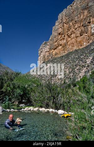 Canoë dans la piscine Hot Springs du côté mexicain du Rio Grande, Bullis Canyon, les Lower Canyons du Rio Grande, Texas, États-Unis Banque D'Images