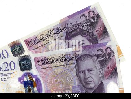 Gros plan de billets de 20 £ du Royaume-Uni représentant un portrait du roi Charles III et de la reine Elizabeth II sur fond blanc. Banque D'Images