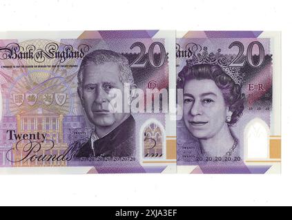Gros plan de billets de 20 £ du Royaume-Uni représentant un portrait du roi Charles III et de la reine Elizabeth II sur fond blanc. Banque D'Images