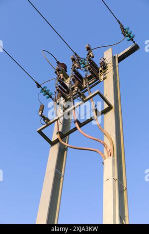 Europe, Luxembourg, près de Useldange, alimentation électrique basse tension où les câbles hors terre sont terminés et dirigés sous terre Banque D'Images