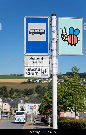 Europe, Luxembourg, Wiltz, arrêt de bus près de l'École fondamentale avec symbole d'une abeille pour aider les plus jeunes enfants à trouver le bus Banque D'Images