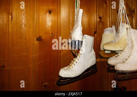 Paires de patins à glace suspendus dans une pièce. Banque D'Images