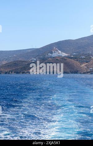 Vue du village d'iOS Grèce à distance Banque D'Images