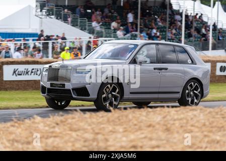 2024 Rolls-Royce Black badge Cullinan Series II gravissant la piste d'escalade au Goodwood Festival of Speed 2024 Motorsport Event, West Sussex Banque D'Images