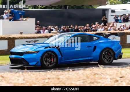 Voiture Ford Mustang GTD 2024 gravissant la piste de montée de colline au Goodwood Festival of Speed 2024 Motorsport Event, West Sussex, Royaume-Uni Banque D'Images