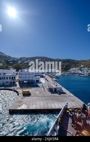 IOS, Grèce - 6 mai 2024 : vue panoramique sur le port pittoresque d'iOS Grèce Banque D'Images