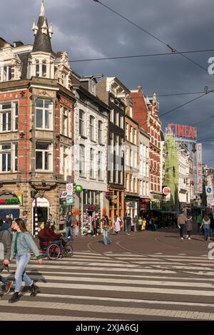 Les gens traversent la rue sur Muntplein, dans le centre d'Amsterdam, aux pays-Bas. Banque D'Images