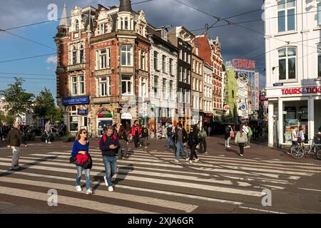 Les gens traversent la rue sur Muntplein, dans le centre d'Amsterdam, aux pays-Bas. Banque D'Images