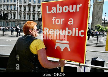 Londres, Royaume-Uni. 17/07/2024, des militants du groupe de campagne Republic, ont organisé une manifestation à Whitehall pour coïncider avec l'ouverture du Parlement par l'État 2024 par le roi Charles III. crédit : michael melia/Alamy Live News Banque D'Images