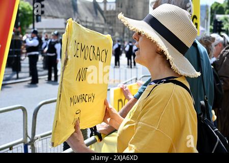 Londres, Royaume-Uni. 17/07/2024, des militants du groupe de campagne Republic, ont organisé une manifestation à Whitehall pour coïncider avec l'ouverture du Parlement par l'État 2024 par le roi Charles III. crédit : michael melia/Alamy Live News Banque D'Images