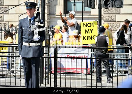 Londres, Royaume-Uni. 17/07/2024, des militants du groupe de campagne Republic, ont organisé une manifestation à Whitehall pour coïncider avec l'ouverture du Parlement par l'État 2024 par le roi Charles III. crédit : michael melia/Alamy Live News Banque D'Images