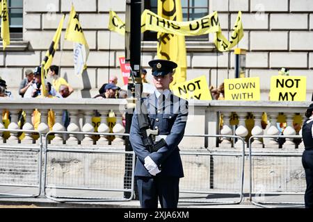 Londres, Royaume-Uni. 17/07/2024, des militants du groupe de campagne Republic, ont organisé une manifestation à Whitehall pour coïncider avec l'ouverture du Parlement par l'État 2024 par le roi Charles III. crédit : michael melia/Alamy Live News Banque D'Images