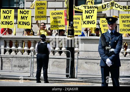 Londres, Royaume-Uni. 17/07/2024, des militants du groupe de campagne Republic, ont organisé une manifestation à Whitehall pour coïncider avec l'ouverture du Parlement par l'État 2024 par le roi Charles III. crédit : michael melia/Alamy Live News Banque D'Images