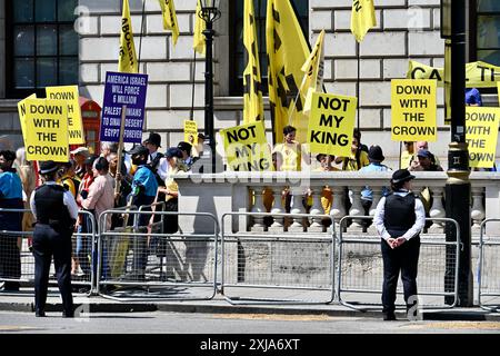 Londres, Royaume-Uni. 17/07/2024, des militants du groupe de campagne Republic, ont organisé une manifestation à Whitehall pour coïncider avec l'ouverture du Parlement par l'État 2024 par le roi Charles III. crédit : michael melia/Alamy Live News Banque D'Images