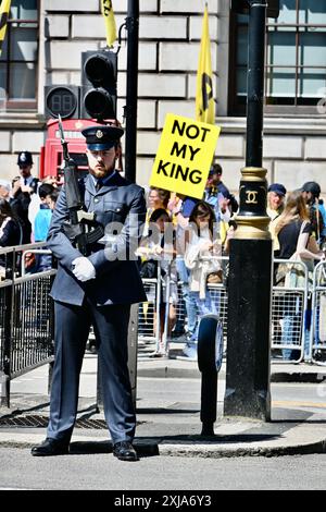 Londres, Royaume-Uni. 17/07/2024, des militants du groupe de campagne Republic, ont organisé une manifestation à Whitehall pour coïncider avec l'ouverture du Parlement par l'État 2024 par le roi Charles III. crédit : michael melia/Alamy Live News Banque D'Images