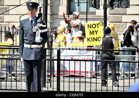 Londres, Royaume-Uni. 17/07/2024, des militants du groupe de campagne Republic, ont organisé une manifestation à Whitehall pour coïncider avec l'ouverture du Parlement par l'État 2024 par le roi Charles III. crédit : michael melia/Alamy Live News Banque D'Images