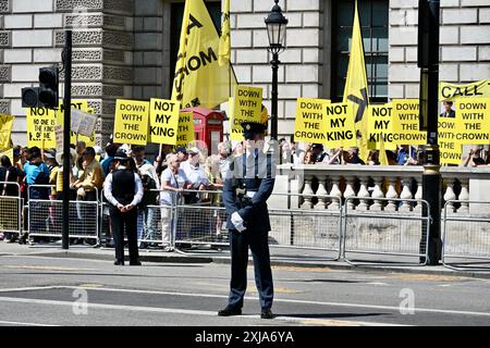 Londres, Royaume-Uni. 17/07/2024, des militants du groupe de campagne Republic, ont organisé une manifestation à Whitehall pour coïncider avec l'ouverture du Parlement par l'État 2024 par le roi Charles III. crédit : michael melia/Alamy Live News Banque D'Images