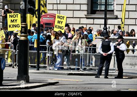 Londres, Royaume-Uni. 17/07/2024, des militants du groupe de campagne Republic, ont organisé une manifestation à Whitehall pour coïncider avec l'ouverture du Parlement par l'État 2024 par le roi Charles III. crédit : michael melia/Alamy Live News Banque D'Images