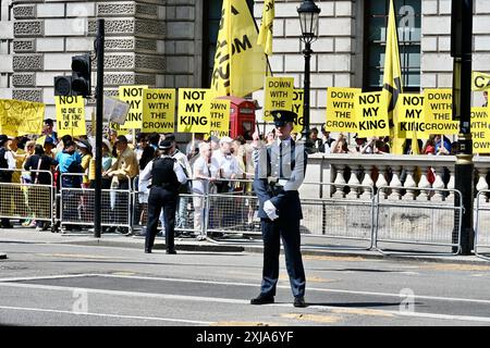 Londres, Royaume-Uni. 17/07/2024, des militants du groupe de campagne Republic, ont organisé une manifestation à Whitehall pour coïncider avec l'ouverture du Parlement par l'État 2024 par le roi Charles III. crédit : michael melia/Alamy Live News Banque D'Images