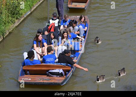 Temps chaud Cambridge Royaume-Uni les visiteurs de Cambridge Royaume-Uni apprécient le retour du temps chaud et ensoleillé et se rendent à Punts on the River Cam qui traverse la ville de Cambridgeshire. Cambridge Westminster UK Copyright : xMartinxDaltonx Cambridge 170724 MD 005 Banque D'Images