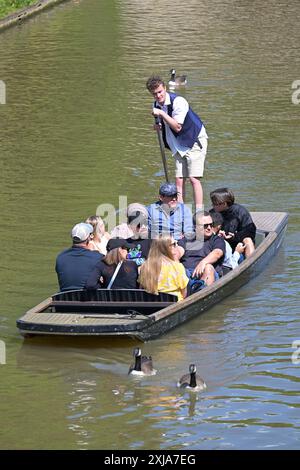 Temps chaud Cambridge Royaume-Uni les visiteurs de Cambridge Royaume-Uni apprécient le retour du temps chaud et ensoleillé et se rendent à Punts on the River Cam qui traverse la ville de Cambridgeshire. Cambridge Westminster UK Copyright : xMartinxDaltonx Cambridge 170724 MD 003 Banque D'Images