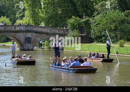 Temps chaud Cambridge Royaume-Uni les visiteurs de Cambridge Royaume-Uni apprécient le retour du temps chaud et ensoleillé et se rendent à Punts on the River Cam qui traverse la ville de Cambridgeshire. Cambridge Westminster UK Copyright : xMartinxDaltonx Cambridge 170724 MD 014 Banque D'Images