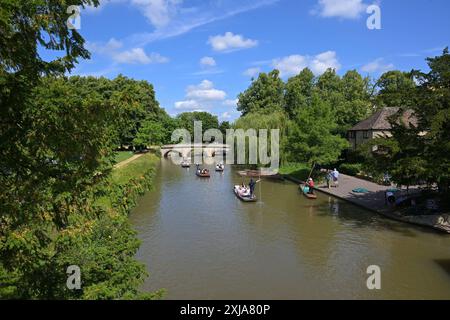 Temps chaud Cambridge Royaume-Uni les visiteurs de Cambridge Royaume-Uni apprécient le retour du temps chaud et ensoleillé et se rendent à Punts on the River Cam qui traverse la ville de Cambridgeshire. Cambridge Westminster UK Copyright : xMartinxDaltonx Cambridge 170724 MD 024 Banque D'Images