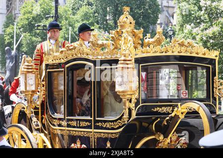 Londres, Royaume-Uni, 17 juillet 2024. Le roi Charles et la reine Camilla ont voyagé de Buckingham Palace à Whitehall pour l'ouverture du Parlement. Touristes, royalistes et manifestants de la République saluèrent la procession royale. Crédit : Monica Wells/Alamy Live News Banque D'Images
