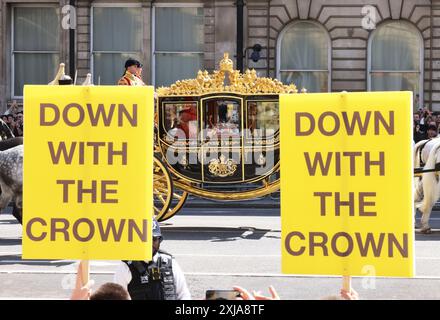 Londres, Royaume-Uni, 17 juillet 2024. Le roi Charles et la reine Camilla ont voyagé de Buckingham Palace à Whitehall pour l'ouverture du Parlement. Touristes, royalistes et manifestants de la République saluèrent la procession royale. Crédit : Monica Wells/Alamy Live News Banque D'Images