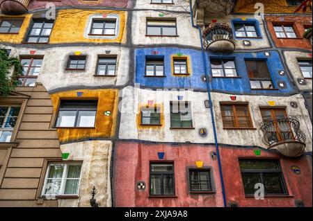 Vienne, Autriche, 21 août 2022. Plan spectaculaire de la façade colorée avec des plantes et des arbres de la maison Hundertwasser à Vienne. Buil résidentiel Banque D'Images