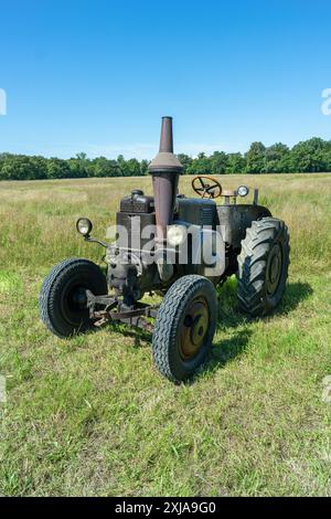 Tracteur historique Lanz Bulldog. Le Lanz Bulldog était un tracteur fabriqué par Heinrich Lanz AG à Mannheim, dans le Bade-Wuerttemberg, en Allemagne. Banque D'Images