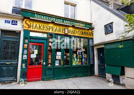 Façade de Shakespeare and Company Bookstore, librairie anglophone rue de la Bûcherie, rive gauche de la Seine, Paris, France Banque D'Images