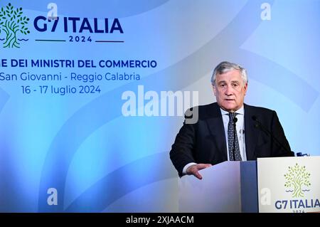 17 juillet 2024, Villa San Giovanni, Reggio Calabria, Italie : le ministre Antonio Tajani s'exprime à la conférence. Le ministre italien des Affaires étrangères et de la coopération internationale et le vice-président Antonio Tajani ont clôturé la réunion des ministres du commerce du G7 à Villa San Giovanni par une conférence de presse finale. (Crédit image : © Valeria Ferraro/ZUMA Press Wire) USAGE ÉDITORIAL SEULEMENT! Non destiné à UN USAGE commercial ! Banque D'Images