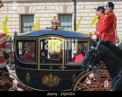 Londres, Royaume-Uni, 17 juillet 2024. Le roi Charles et la reine Camilla roulent dans un autocar le long de Whitehall pour l'ouverture du Parlement sous le nouveau gouvernement travailliste et dans le contexte d'une manifestation anti-monarchique organisée par le groupe de pression Republic. Le Roi prononcera un discours marquant la nouvelle session du Parlement. Crédit : onzième heure photographie/Alamy Live News Banque D'Images