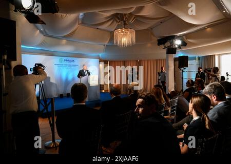 17 juillet 2024, Villa San Giovanni, Reggio Calabria, Italie : des journalistes écoutent le ministre Tajani. Le ministre italien des Affaires étrangères et de la coopération internationale et le vice-président Antonio Tajani ont clôturé la réunion des ministres du commerce du G7 à Villa San Giovanni par une conférence de presse finale. (Crédit image : © Valeria Ferraro/ZUMA Press Wire) USAGE ÉDITORIAL SEULEMENT! Non destiné à UN USAGE commercial ! Banque D'Images