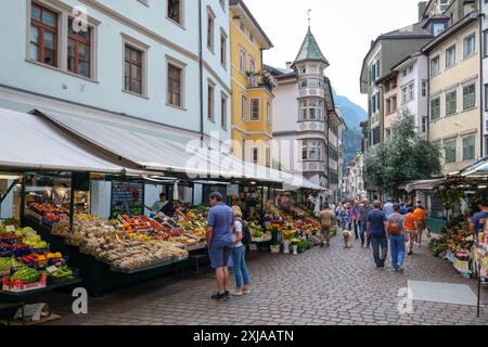 Bozen, Suedtirol, Italien - Passanten flanieren ueber den Obstmarkt am Obstplatz in der Altstadt. Bozen Südtirol Italien *** Bolzano, Tyrol du Sud, Italie promenez-vous sur le marché aux fruits de la place des fruits dans la vieille ville de Bolzano Tyrol du Sud Italie Banque D'Images