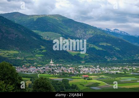 Prad am Stilfserjoch, Vinchgau, Suedtirol, Italien - Berglandschaft hinter der Ortschaft Prad am Stilfserjoch, Prato Allo Stelvio. Prad am Stilfserjoch Südtirol Italien *** Prad am Stilfserjoch, Vinchgau, Tyrol du Sud, Italie paysage de montagne derrière le village de Prad am Stilfserjoch, Prato Allo Stelvio Prad am Stilfserjoch Tyrol du Sud Italie Banque D'Images