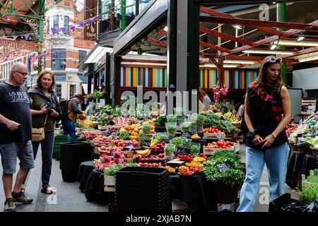 Londres - 06 10 2022 : des gens devant un magasin de fruits et légumes au Borough Market Banque D'Images