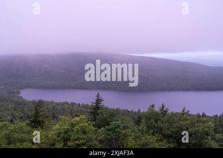 Brouillard au-dessus de Eagle Mountain sur Cadillac Mt, parc national Acadia, Mainr Banque D'Images