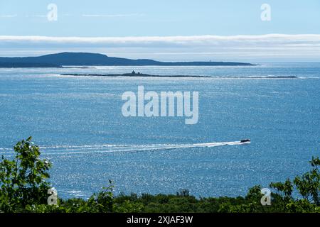 Le bateau passe devant le phare d'Egg Rock dans le parc national d'Acadia, dans le Maine Banque D'Images