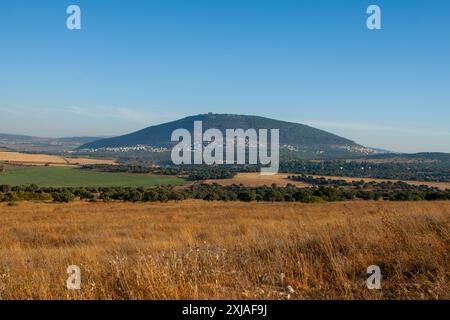 Vallée du mont Tabor Jezreel, Israël, le mont Tabor est une grande colline d'importance biblique en basse Galilée, dans le nord d'Israël à l'extrémité orientale du J Banque D'Images