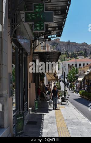 Une vague de chaleur prolongée approche du pic à Athènes Un panneau dans une pharmacie avec l'Acropole en arrière-plan indique 38 degrés Celsius alors qu'une vague de chaleur prolongée approche du pic à Athènes. Athènes Grèce Copyright : xNicolasxKoutsokostasxNicolasxKoutsokostasx DSC 202407170593 Banque D'Images