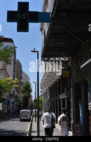 Une vague de chaleur prolongée approche du pic à Athènes Un signe dans une pharmacie indique 44 degrés Celsius alors qu'une vague de chaleur prolongée approche du pic à Athènes. Athènes Grèce Copyright : xNicolasxKoutsokostasxNicolasxKoutsokostasx DSC 202407170587 Banque D'Images