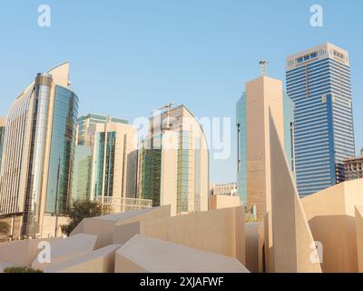 Une ligne d'horizon de la ville à Abu Dhabi avec un parc à l'allure moderne. Musée du patrimoine moderne de Qasr al Hosn et gratte-ciel modernes. Abu Dhabi ville monuments célèbres, Banque D'Images