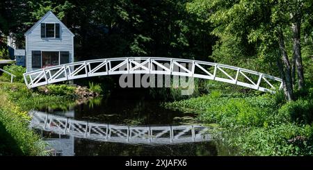 1780 Selectmens bâtiment panorama avec passerelle sur étang, Somesville, Maine Banque D'Images